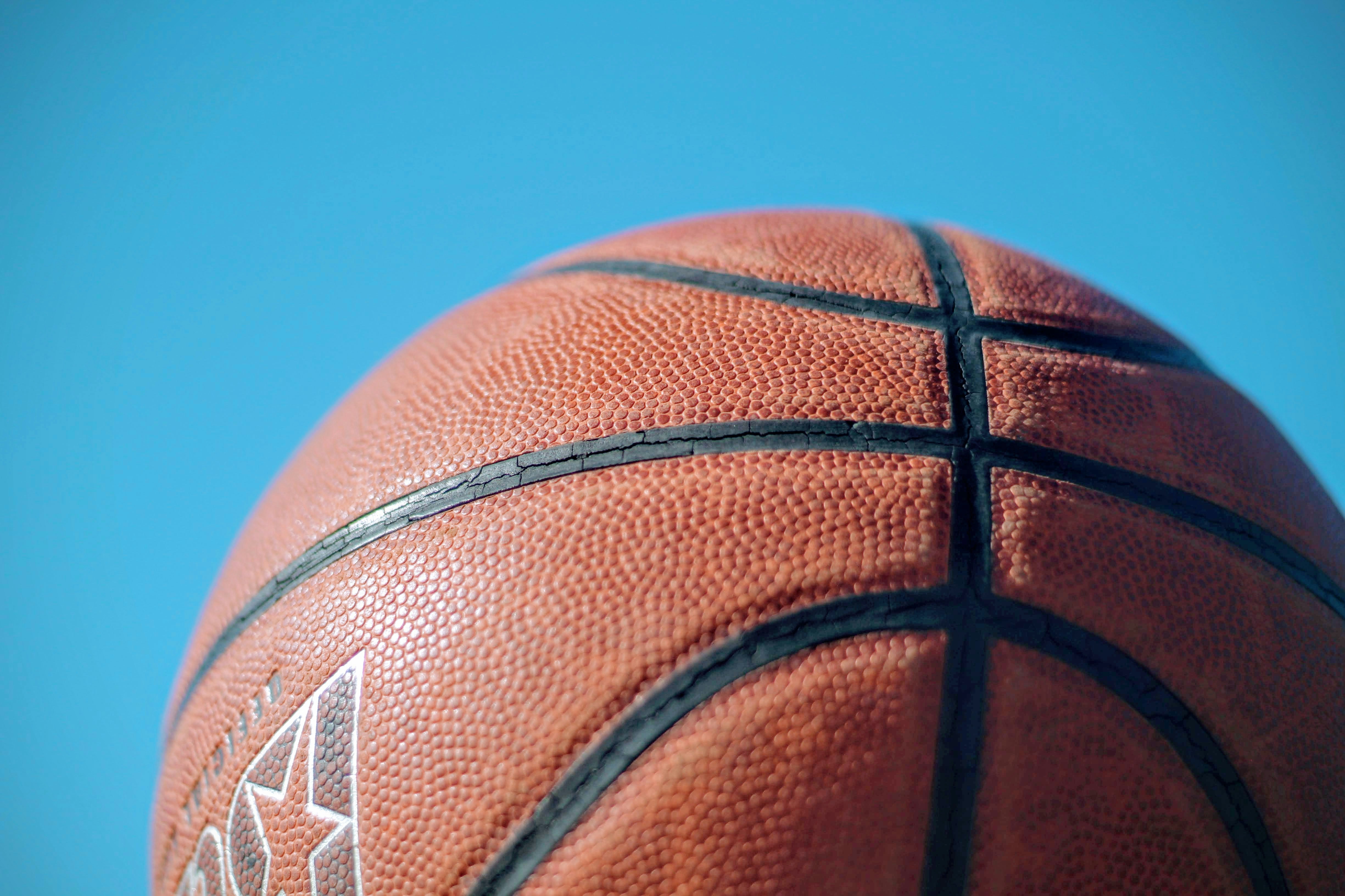 青空の背景にバスケットボールが映る画像